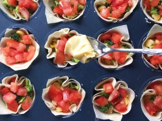 17、馄饨皮蛋奶挞,再放上沙拉酱