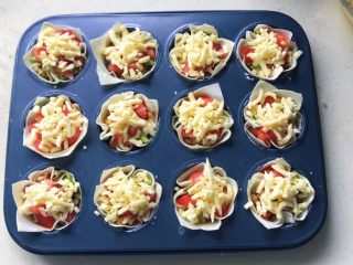 18、馄饨皮蛋奶挞,最后撒上芝士碎