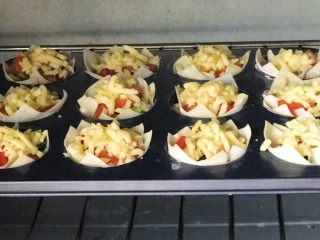 19、馄饨皮蛋奶挞,送入烤箱中层，200度烤20分钟