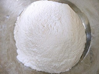 2、曲奇饼干,另去一个容器放入60g低筋面粉备用