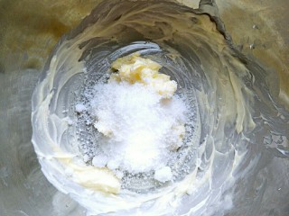 3、曲奇饼干,黄油室温软化，加入糖打发