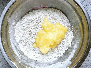 4、曲奇饼干,打发后，取一半黄油加入拌有可可粉的低筋面粉