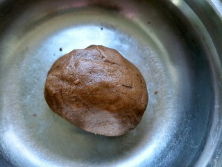 6、曲奇饼干,用刮刀拌匀后，捏成团备用