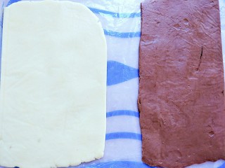 7、曲奇饼干,分别擀成5毫米厚的面片。如果太软可放冷冻室三五分钟