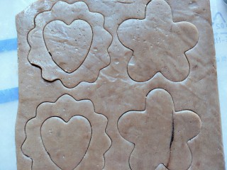 9、曲奇饼干,可可面压出同样的花型，这样才能互换哦