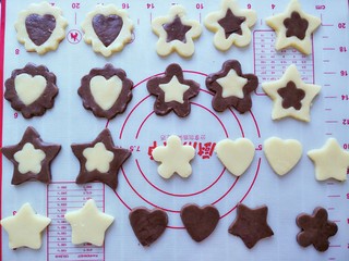 10、曲奇饼干,用小刀或者刮刀把中间的花型互换，再轻轻的放到烤盘上