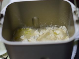 1、铸铁锅基础披萨,前五种材料放入面包机筒。