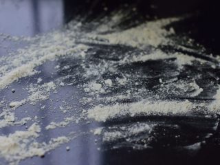 6、铸铁锅基础披萨,操作台上撒些干面粉。