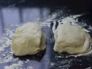 7、铸铁锅基础披萨,倒出面团，略揉排气后一分为二。