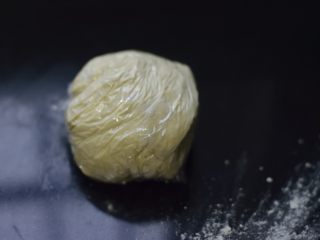 8、铸铁锅基础披萨,用保鲜膜包起一份，冷冻保存，在一个月内使用。