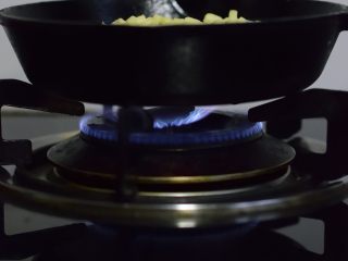 14、铸铁锅基础披萨,在燃气灶上，开中火加热。