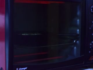 16、铸铁锅基础披萨,放入预热好的烤箱，220度烤八分钟。