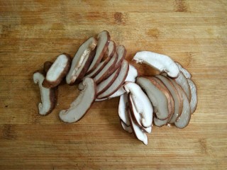 2、时蔬吐司盏――美味健康餐,香菇洗净,去根切片。