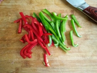 3、时蔬吐司盏――美味健康餐,青红椒洗净切小条。