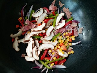 7、时蔬吐司盏――美味健康餐,加入各种蔬菜,翻炒断生。