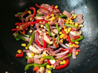 9、时蔬吐司盏――美味健康餐,翻炒均匀,盛出备用。