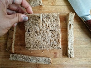 10、时蔬吐司盏――美味健康餐,将全麦吐司切边,之后再吐司片上再等分切四个切口。(如图所示不要切到中心去)