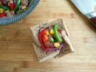 12、时蔬吐司盏――美味健康餐,将炒好的时蔬填入吐司盏中。