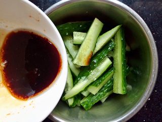 8、＃绿色美食＃开胃菜凉拌黄瓜,酱汁倒入黄瓜里。