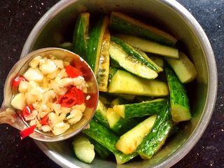 10、＃绿色美食＃开胃菜凉拌黄瓜,蒜末爆香，待油冷却后加入黄瓜里。