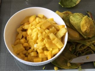 1、芒果慕斯蛋糕,芒果去皮取肉