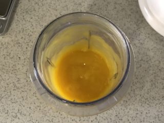 2、芒果慕斯蛋糕,取170果肉打成泥，配方中是160g，因为一会取出时会有损耗的