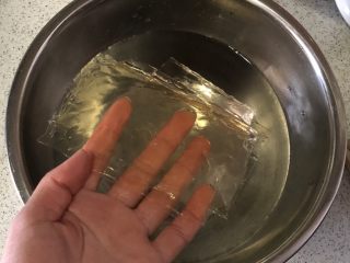 3、芒果慕斯蛋糕,吉利丁片冷水泡软，夏天要冰水哦！不然会找不到的哈！