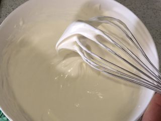 4、芒果慕斯蛋糕,淡奶油打至半流动即可！切不可打发