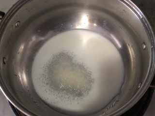 5、芒果慕斯蛋糕,牛奶加糖小火烧热冒泡，糖完全融化即可关火