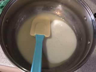 7、芒果慕斯蛋糕,放入酸奶搅拌均匀