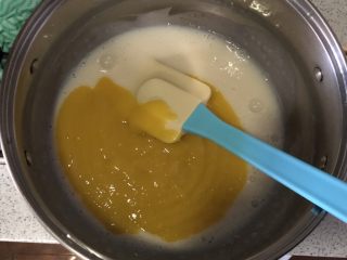 8、芒果慕斯蛋糕,放入芒果泥搅拌均匀