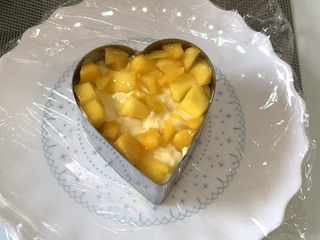 11、芒果慕斯蛋糕,倒一层慕斯液，在放一层芒果肉
