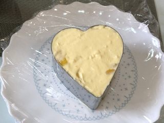 12、芒果慕斯蛋糕,再倒满慕斯液抹平即可