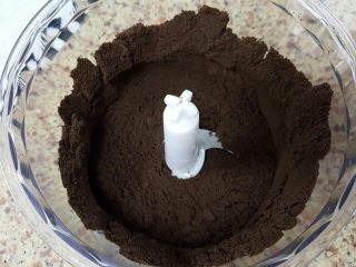 1、奥利奥巧克力香蕉派(免烤),1.奥利奥巧克力饼干碎,放入料理机中打成饼干末。