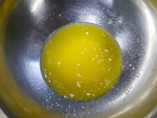 2、奥利奥巧克力香蕉派(免烤),2.融化黄油为液态。