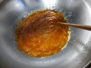 6、奥利奥巧克力香蕉派(免烤),6.倒在微开的淡奶油中,用筷子不断的搅拌,此时会有大量的气泡蒸汽冒出,防止烫伤。