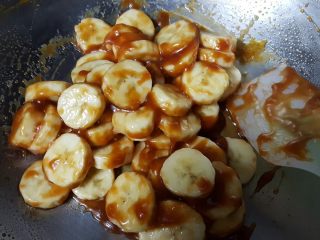 8、奥利奥巧克力香蕉派(免烤),8.将香蕉切成厚一点的片,放在焦糖酱中使其包裹。