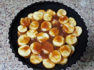 9、奥利奥巧克力香蕉派(免烤),9.将裹好焦糖酱的香蕉片,均匀的放在冷藏好的派底上。