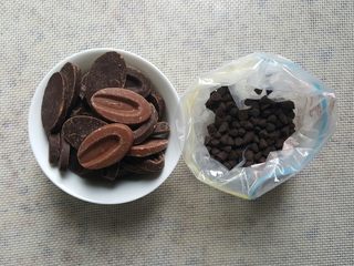 10、奥利奥巧克力香蕉派(免烤),10.准备好巧克力币和耐热的巧克力豆。