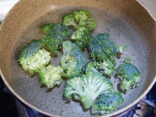 1、圣诞花环沙拉盘,西兰花放水中加少许盐焯熟