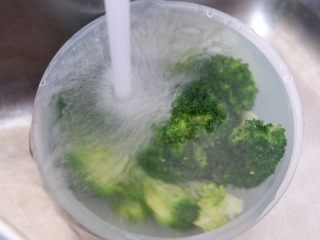 2、圣诞花环沙拉盘,炒好过凉水备用。