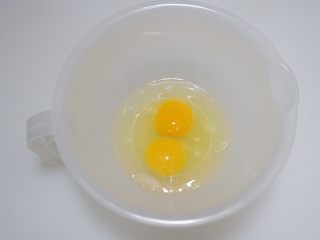 3、圣诞花环沙拉盘,鸡蛋打入容器中。