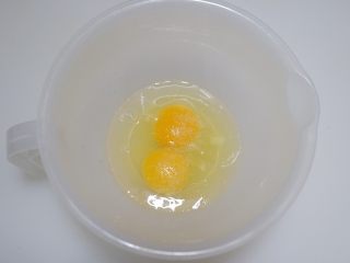 4、圣诞花环沙拉盘,加少许盐，1勺水