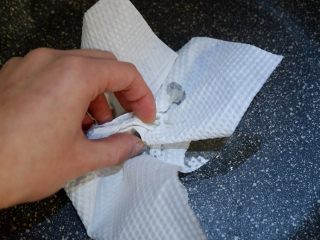 6、圣诞花环沙拉盘,平底锅加入少许油，用厨房纸擦一下。