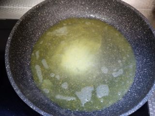 7、圣诞花环沙拉盘,将蛋液倒入锅中，要少量哦。保证蛋饼是薄薄的。