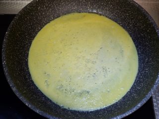 8、圣诞花环沙拉盘,煎至表面完全凝固即可。