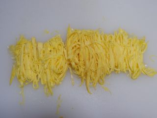 11、圣诞花环沙拉盘,切成细丝，越细越好。