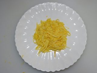 12、圣诞花环沙拉盘,找一个盘子。将蛋饼丝摆在中心处。