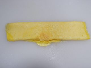 10、圣诞花环沙拉盘,全部做好将蛋饼叠在一起卷起来。