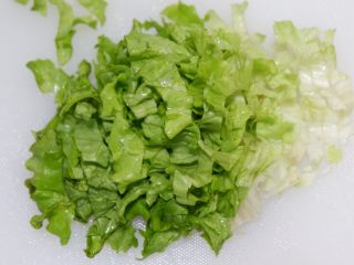 13、圣诞花环沙拉盘,叶生菜切碎。